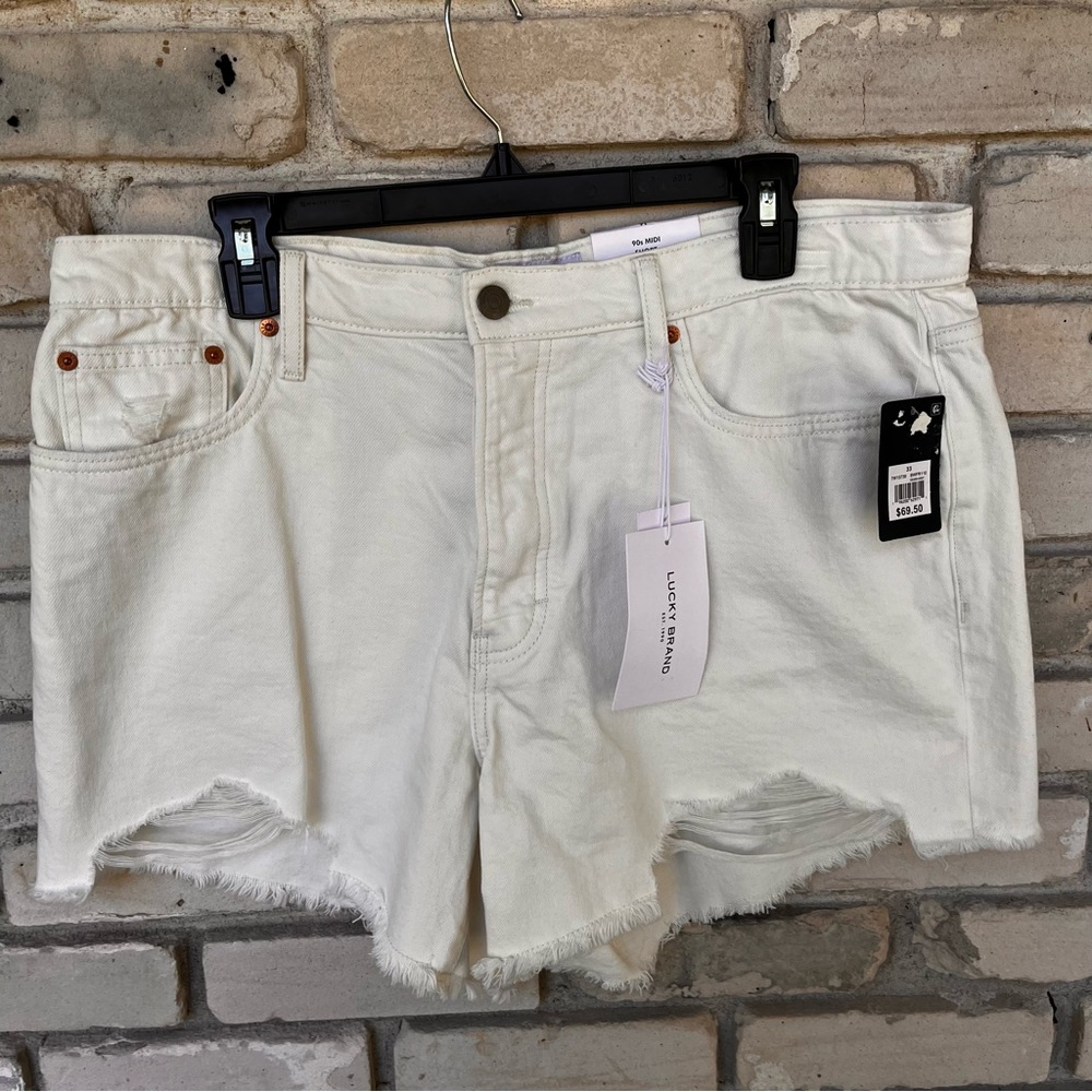 Lucky Brand women 90s midi high rise  short white denim. Distressed hem NWT